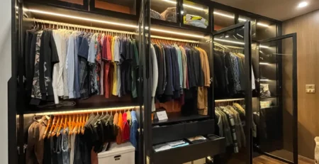 Cách xếp quần áo gọn gàng vào tủ