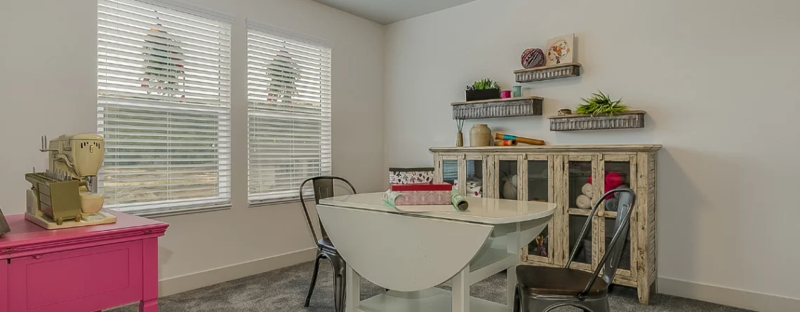 Cách sắp xếp một căn phòng đầy đồ thủ công