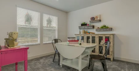 Cách sắp xếp một căn phòng đầy đồ thủ công