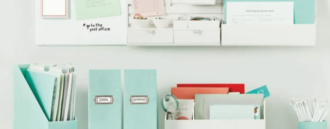 Sắp xếp bàn học gọn gàng và khoa học