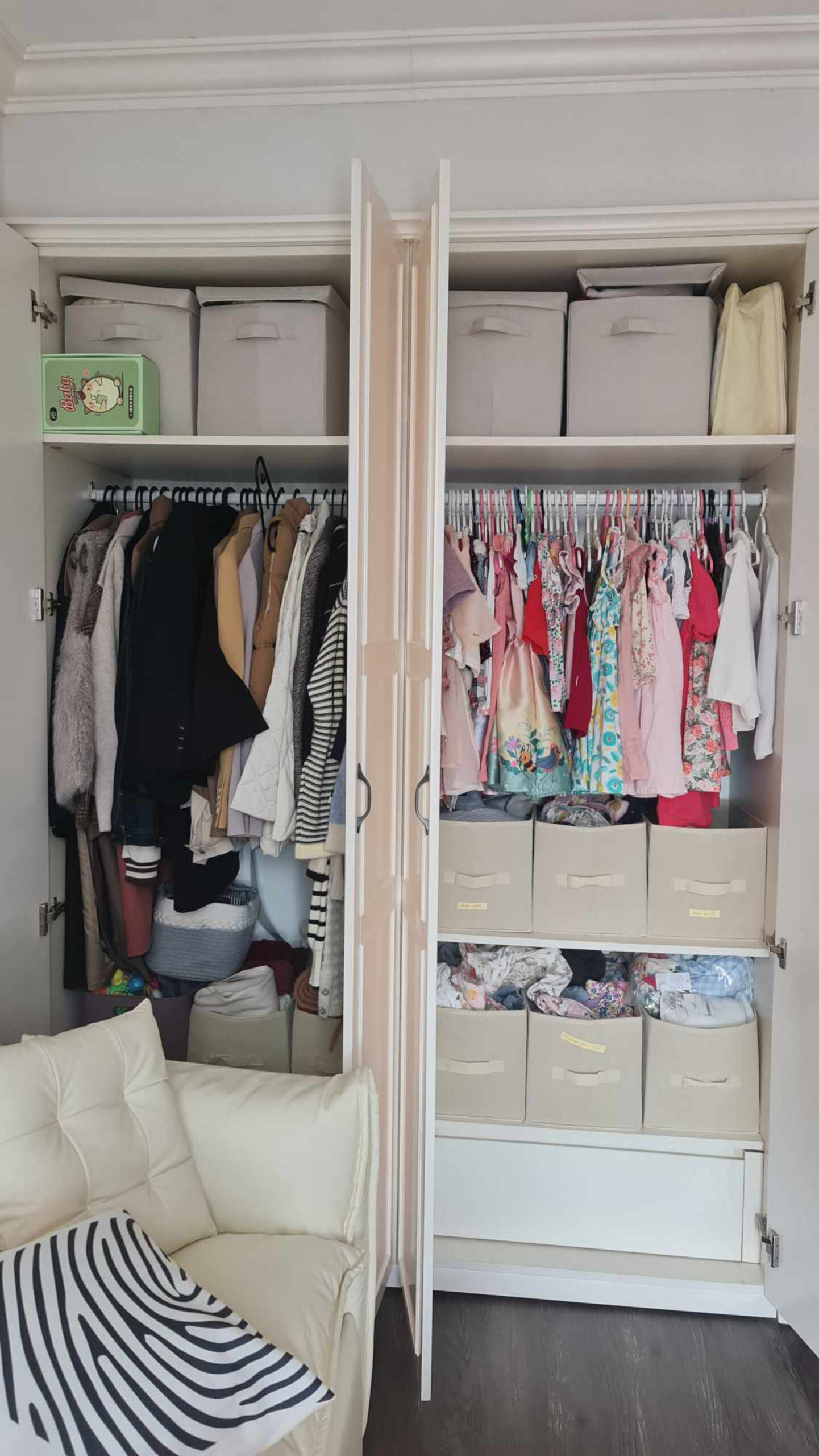 Sử dụng hộp khi sắp xếp tủ đồ trẻ em