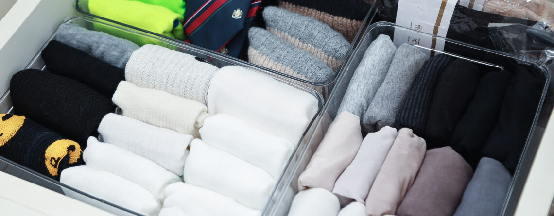 Dọn dẹp tủ quần áo để phân loại đồ dùng thông minh